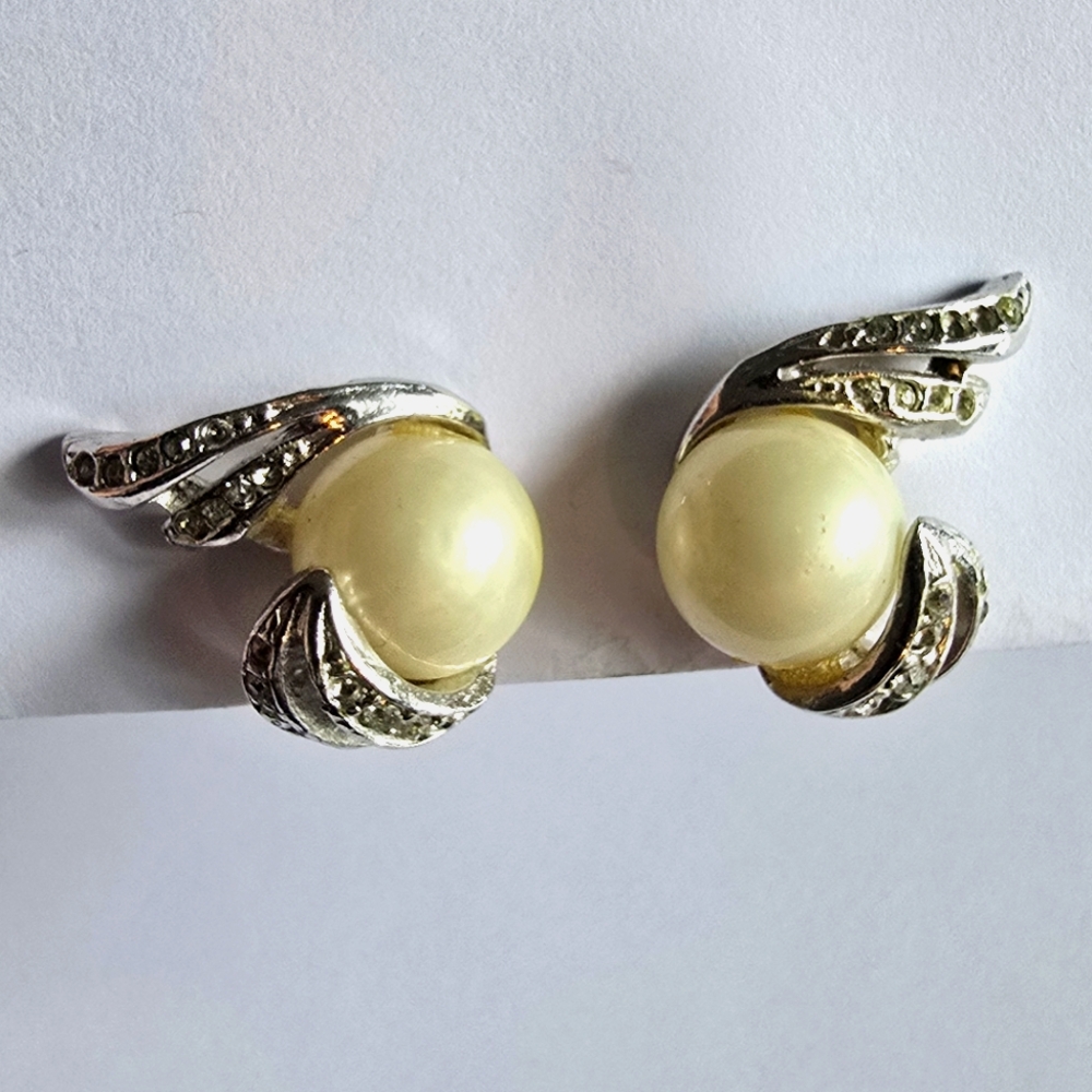Vintage earrings clipon faux pearl silver tone retro pearlcore